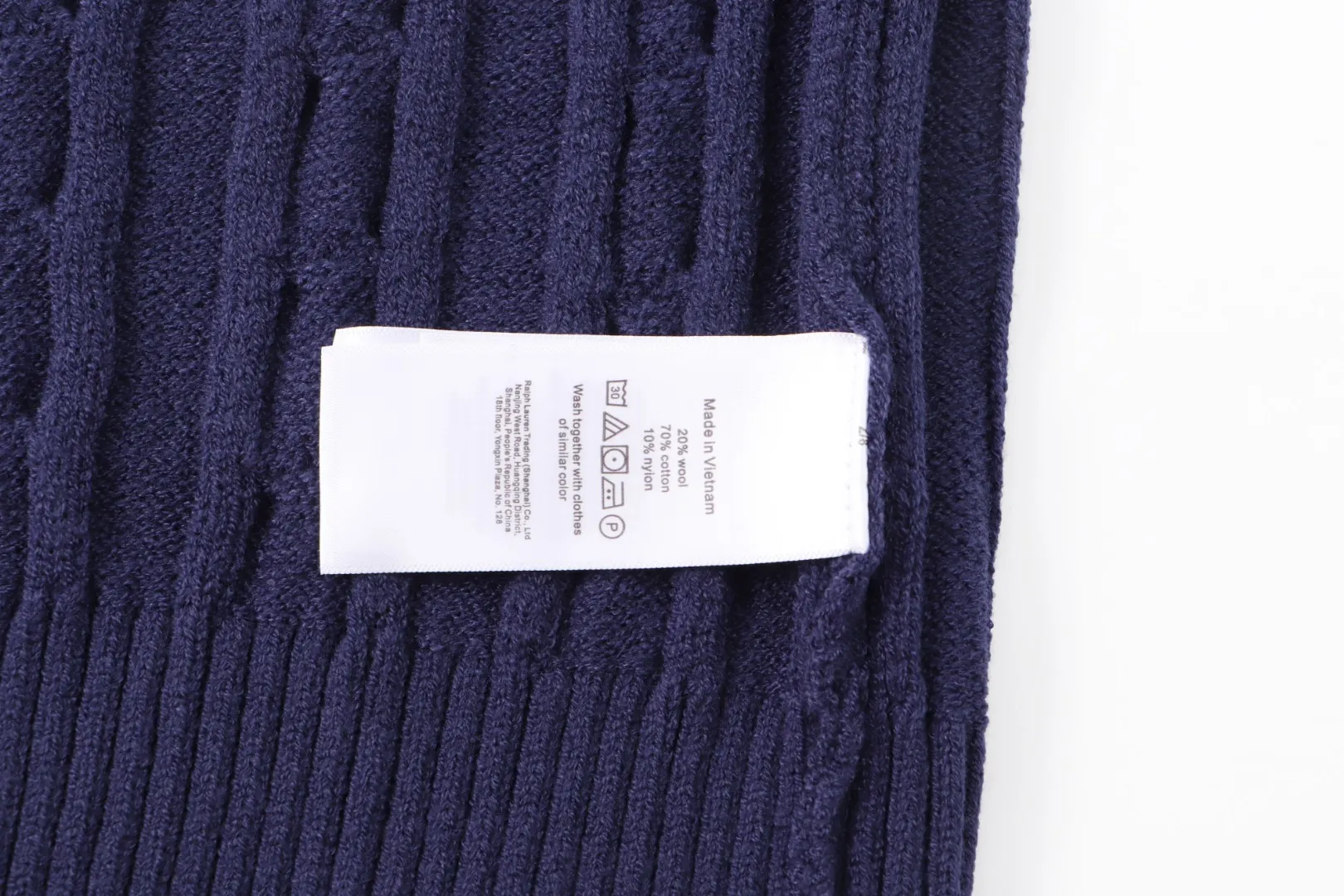 P210 [Ralph Lauren round neck solid color pony embroidery logo twist knitted sweater] ✅Ralph Lauren classic basic versatile knitted pullover crew neck sweater for men and women ✅Main supplier platform live broadcast Wholesale entity Replenish when out of stock will not be removed from the shelves ✅ZP quality 1:1 pattern making Scan the code to enter the GF website Counter quality ✅Detailed quality is the only one in Guangzhou Imported quality cotton yarn Focus on high-end cost-effective Good quality Needless to say ✅The version is restored to the original version. The maximum size can be worn up to 1105 pounds. Loose, comfortable and stress-free. ✅The upper body is simple and easy to match. A must-have for ootd. Good-looking clothes are never picky. A must-have in couples’ wardrobes. Size: S-XL. Color: black, white, gray, royal blue, pink, sky blue, khaki.